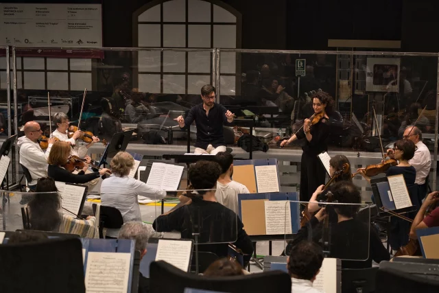 🎻 Compartim moments de l’assaig d’avui amb la violinista Alena Baeva i la direcció d’Antonio Méndez. Últims tocs abans del gran concert final de temporada d’abonament. Ens veiem demà, 8 de maig, a les 20 h, a l’Auditorium de Palma. 
🔷 Simfonia núm. 4, J. Brahms.
🔷 Concert per a violí, J. Sibelius.
🎟️ Entrades: LINK BIO.
.
.
.
🎻 Compartimos momentos del ensayo de hoy con la violinista Alena Baeva y la dirección de Antonio Méndez. Últimos toques antes del gran concierto final de temporada de abono. Nos vemos mañana, 8 de mayo, a las 20 h, en el Auditorium de Palma. 
🔷 Sinfonía núm. 4, J. Brahms.
🔷 Concierto para violín, J. Sibelius.
🎟️ Entradas: LINK BIO.