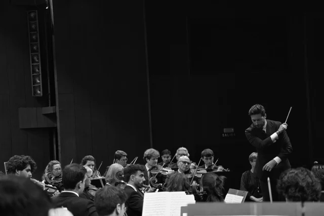 ✨ Una nit inoblidable en el darrer concert de la temporada d’abonament a l’ @auditoriumpalma amb un concert ple d’emoció, talent i bellesa. Sota la batuta del gran mestre mallorquí Antonio Méndez i amb la impressionant interpretació de la violinista Alena Baeva. 👏 Gràcies al públic que ens ha acompanyat al llarg de l’any. Ens retrobarem molt aviat en el Festival Bellver 2025. 🎻💫
.
.
✨ Una noche inolvidable en el último concierto de la temporada de abono en el Auditorium de Palma, con un concierto lleno de emoción, talento y belleza. Bajo la batuta del gran maestro mallorquín Antonio Méndez y con la impresionante interpretación de la violinista Alena Baeva. 👏 Gracias al público que nos ha acompañado a lo largo del año. Nos reencontraremos muy pronto en el Festival Bellver 2025. 🎻💫
.
#photo #osib #illesbalears #palma #orchestra #violin